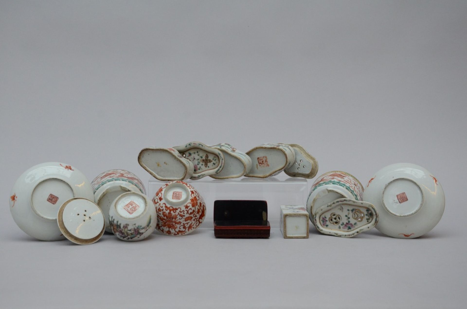 A collection of Chinese porcelain and a pair of lacquer boxes - Bild 2 aus 6