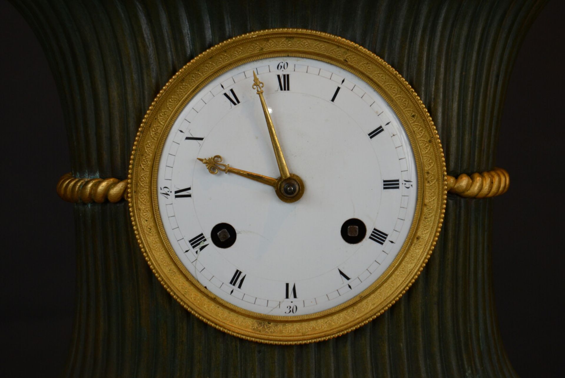 An Empire clock in gilt bronze 'sleeping putto' (h35x23x14cm) - Bild 3 aus 5