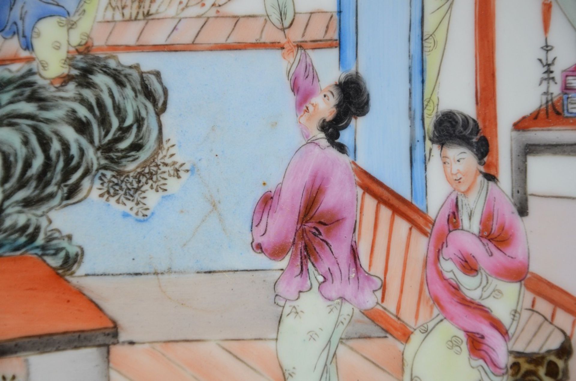 Pair of Chinese famille rose dishes 'court ladies' (dia24cm) - Bild 2 aus 3