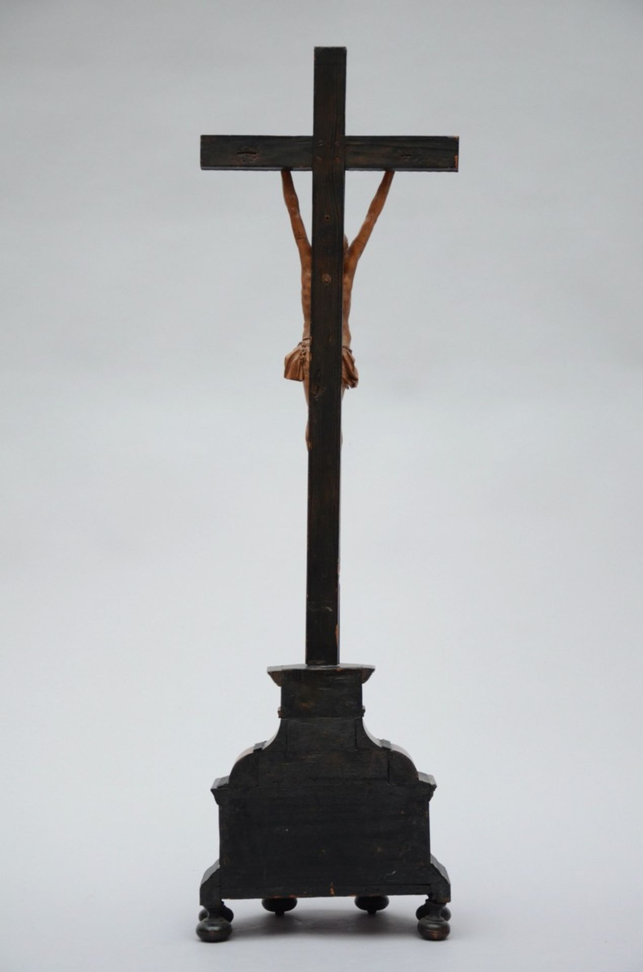 Crucifix of hanging Christ in wood (h93cm) - Image 3 of 3