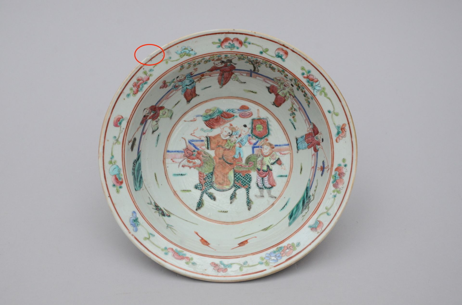 A Chinese famille rose porcelain bassin (dia29cm)