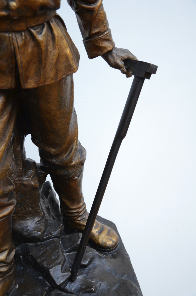 A large plaster statue 'the miner' (h100cm) (*) - Image 4 of 5