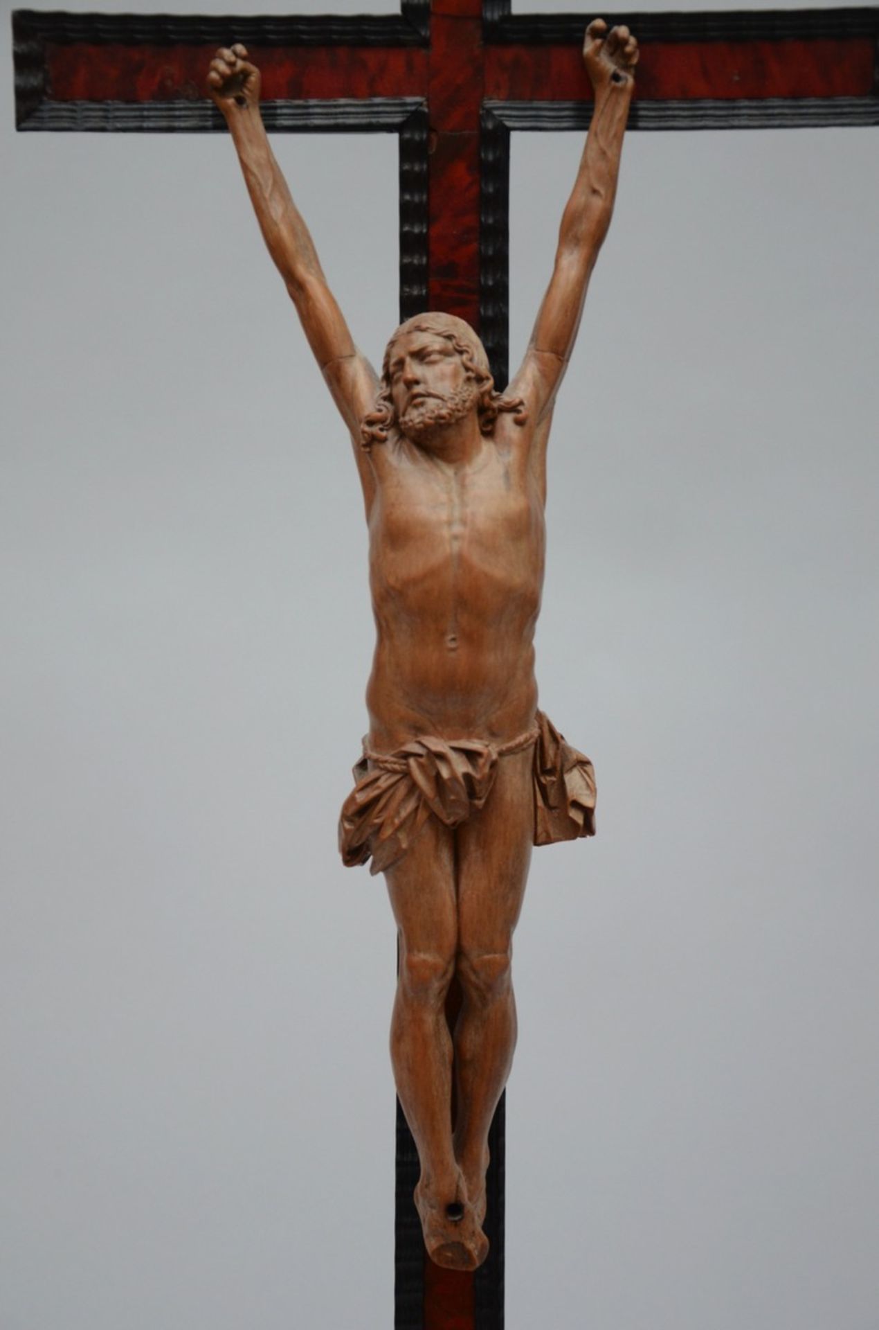 Crucifix of hanging Christ in wood (h93cm) - Image 2 of 3