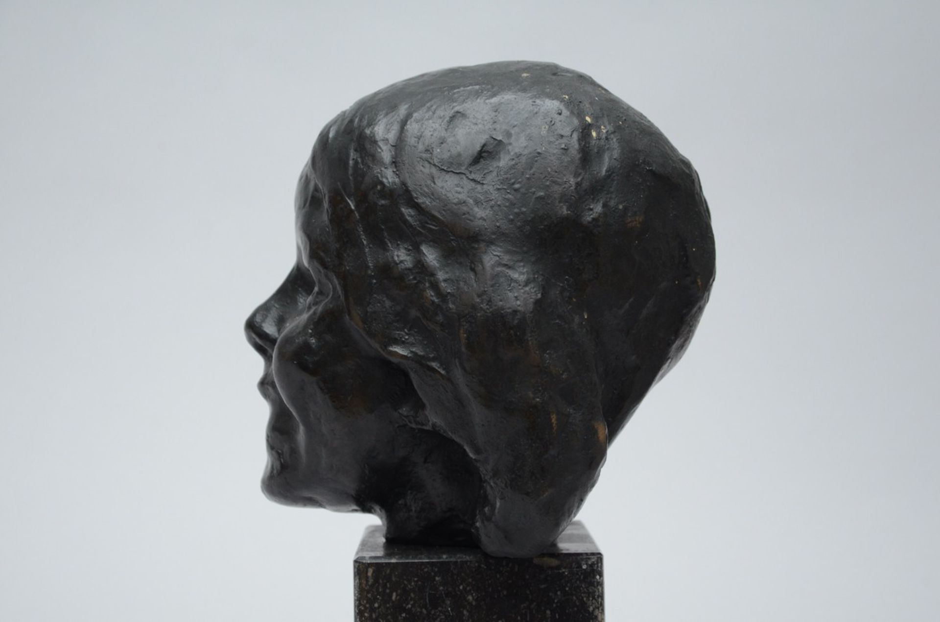 Rik Wouters (posthumous): a bronze statue 'head of a young girl' (bronze h20cm) - Image 3 of 4