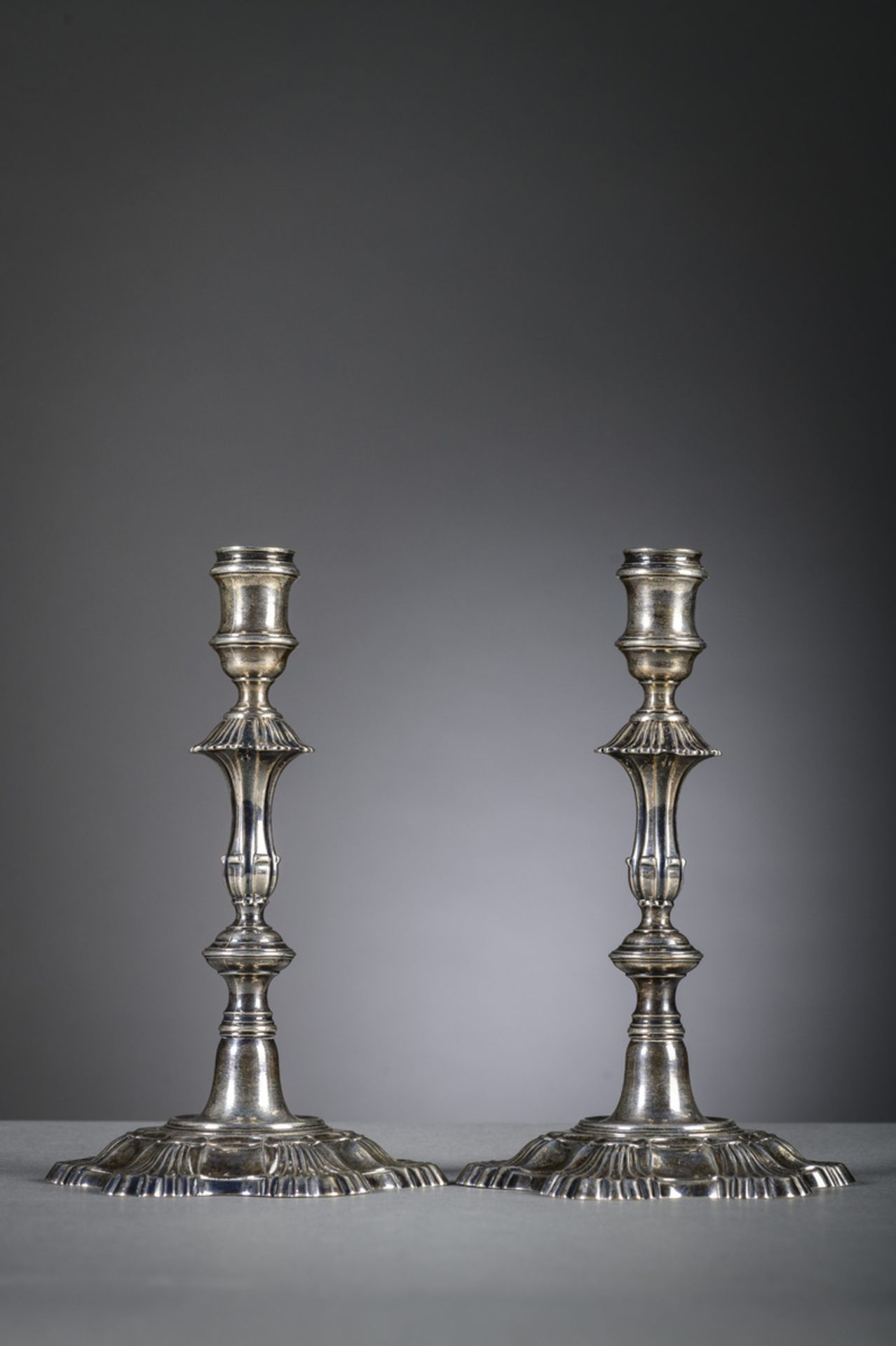 A pair of English silver candlesticks by Lampfert London, 18th century (h22cm) - Image 2 of 5