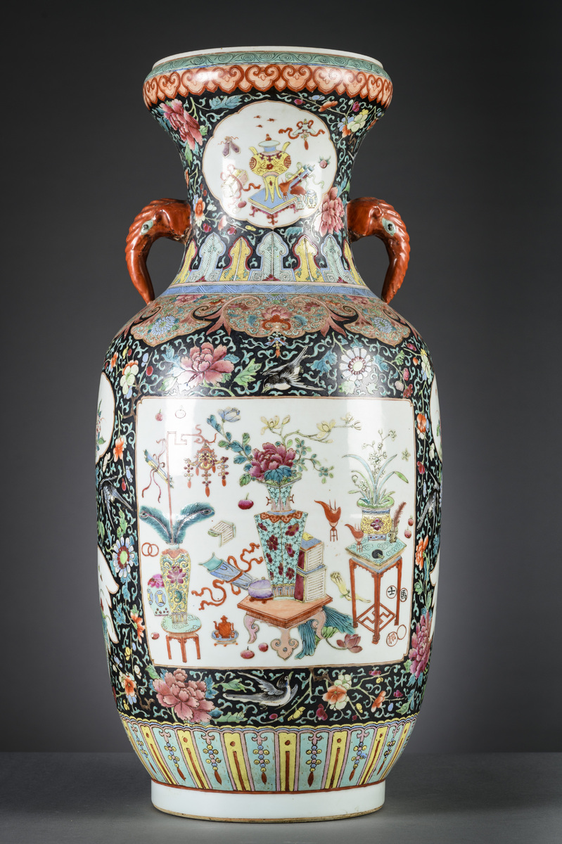 Large porcelain Chinese vase with black ground 'antiquities' (h72cm) (*)