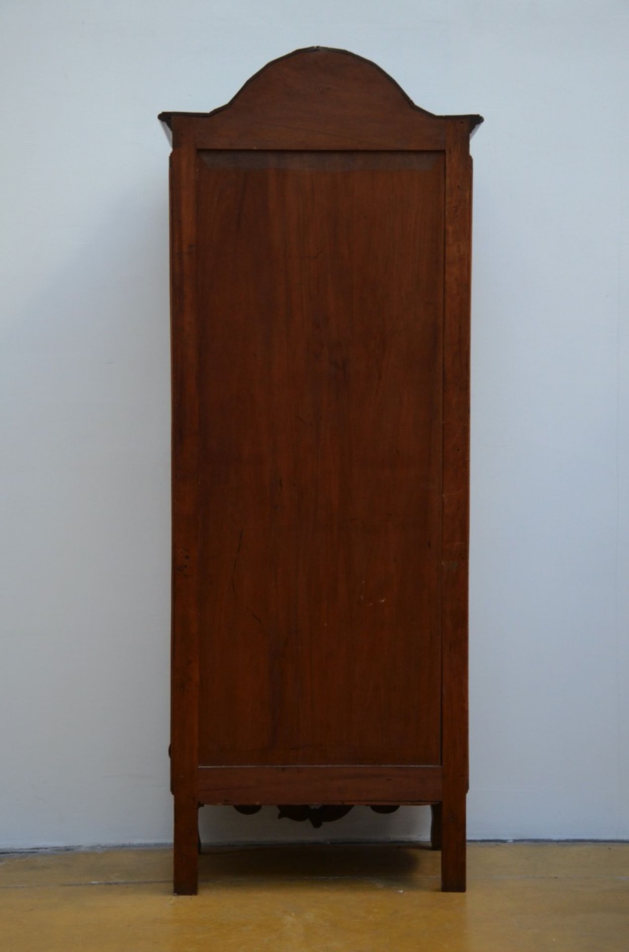 Louis XV style display case in walnut (189x73x43cm) - Bild 3 aus 3