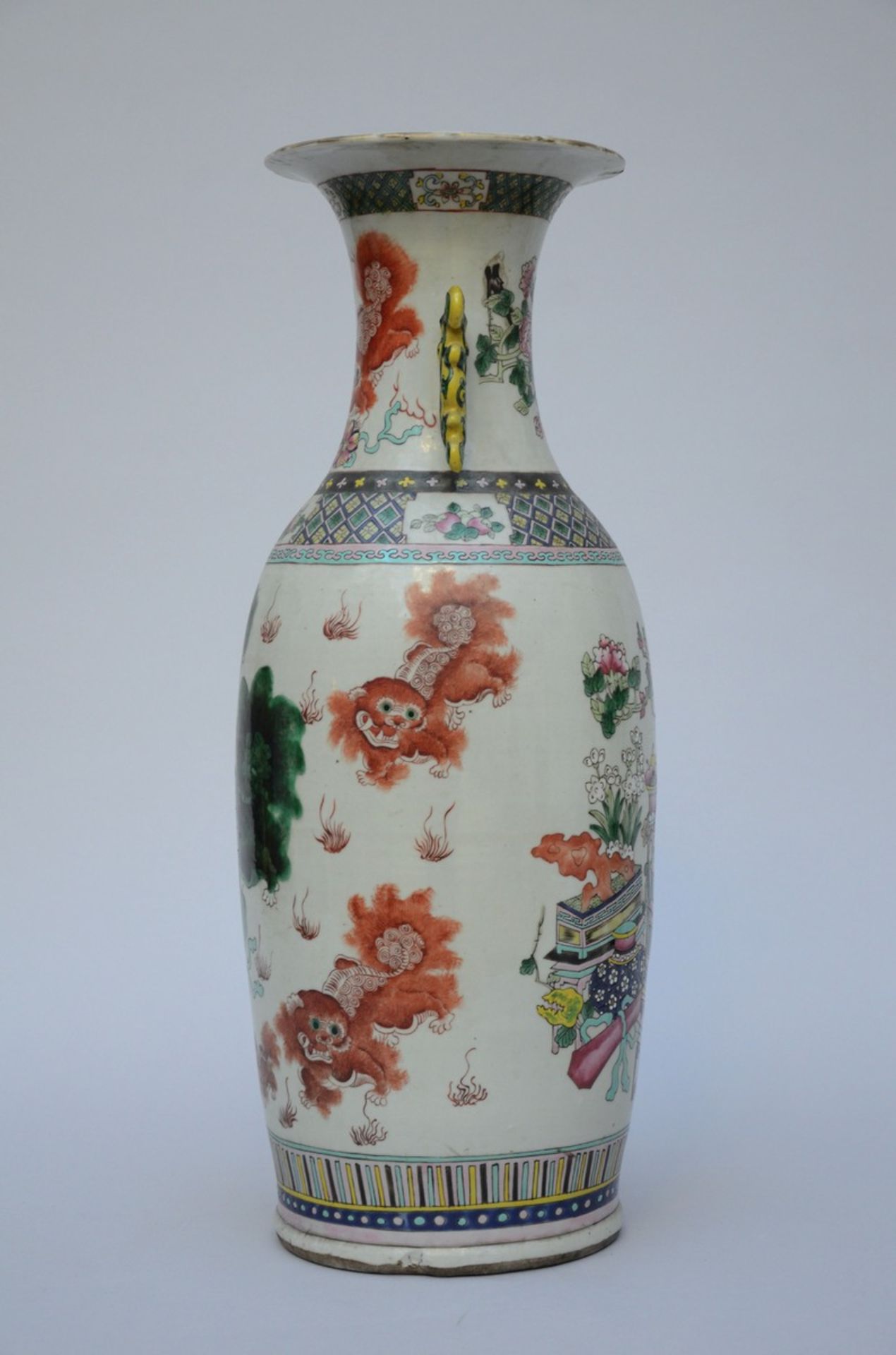 Chinese vase in porcelain with 'foo dogs and antiques' (h61cm) (*) - Bild 2 aus 4