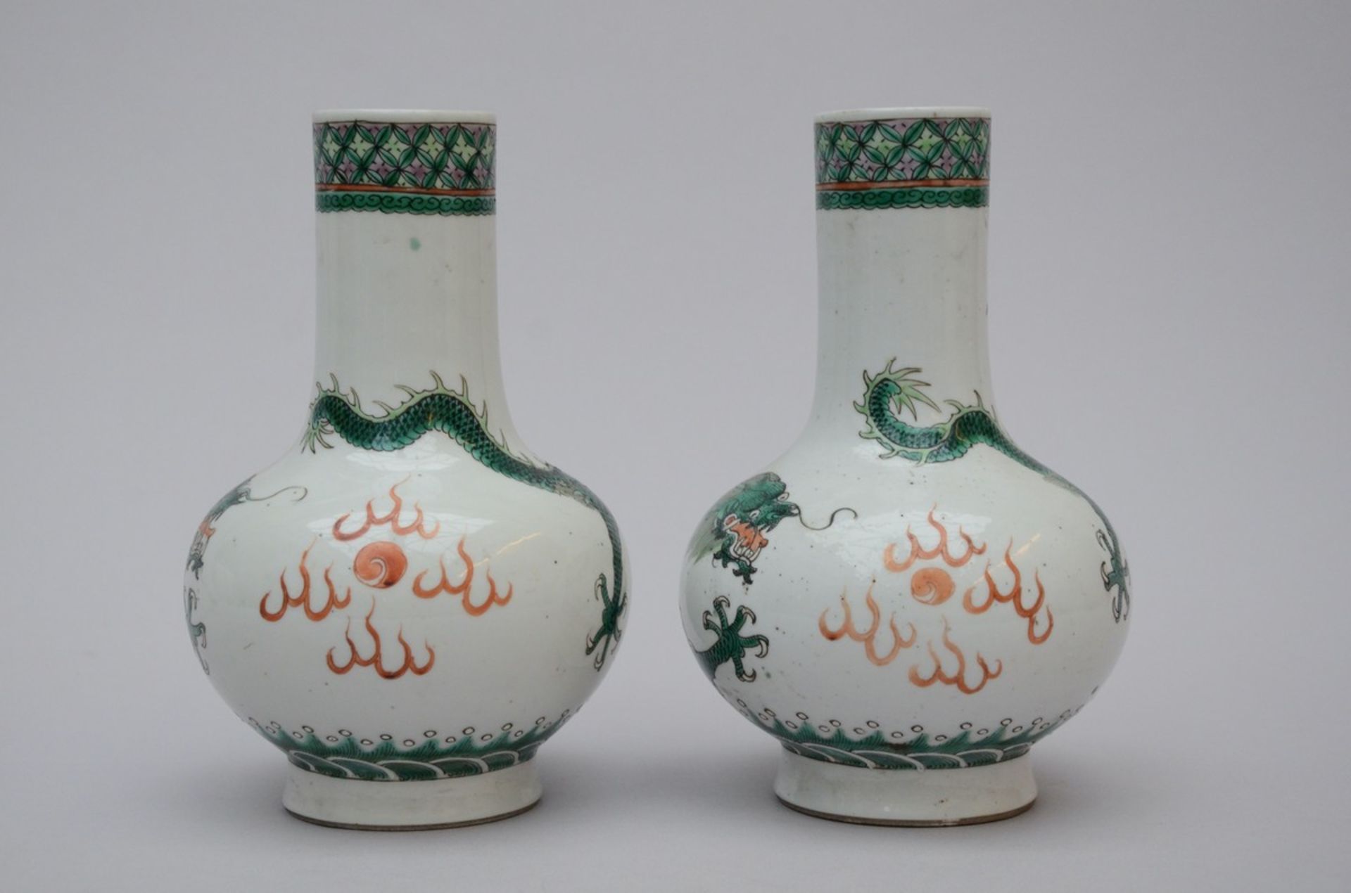 A pair of Chinese famille verte vases 'dragons' (h20cm) - Bild 2 aus 4