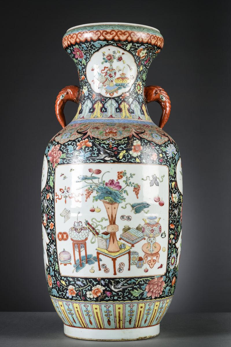 Large porcelain Chinese vase with black ground 'antiquities' (h72cm) (*) - Image 3 of 8