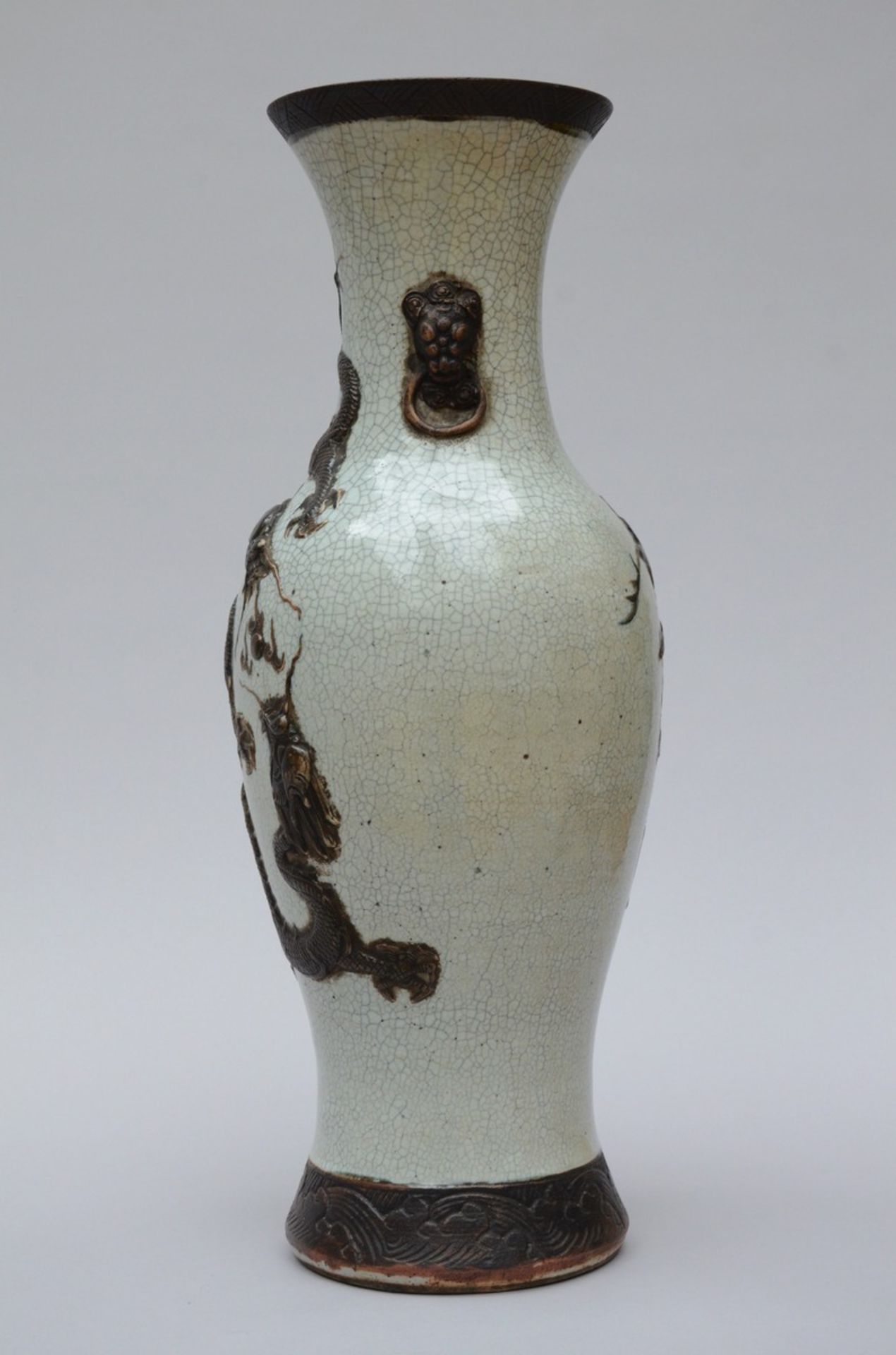 A Chinese Nankin vase 'dragons' (h63cm) - Bild 2 aus 5