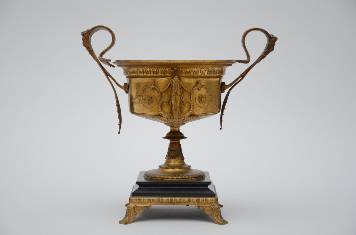 A gilt bronze vase, 19iËme siËcle (33x31cm) (*)