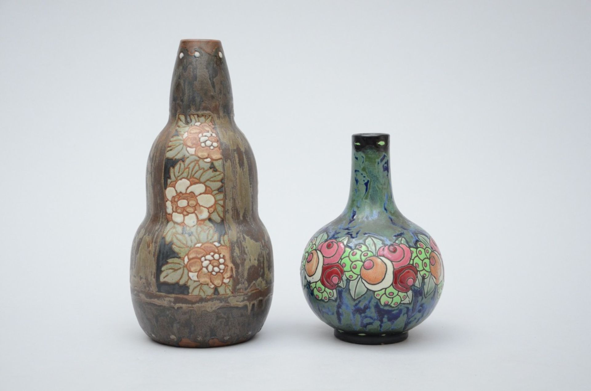 2 Art Deco vases in grËs keramis, Boch La LouviËre (399 11+ D700) (h 29&20.5cm)