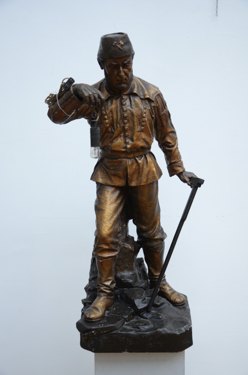 A large plaster statue 'the miner' (h100cm) (*)