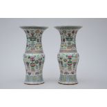 A pair of Chinese famille rose vases 'antiquities' (h40cm)