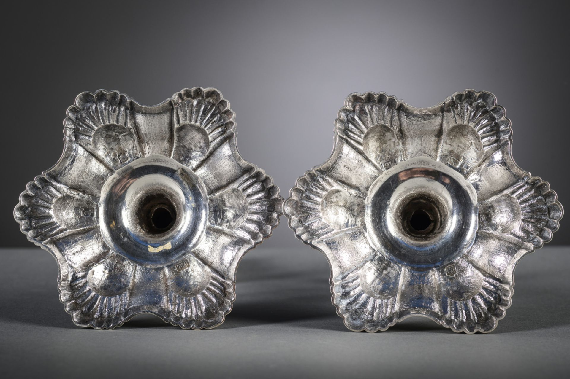 A pair of English silver candlesticks by Lampfert London, 18th century (h22cm) - Image 4 of 5