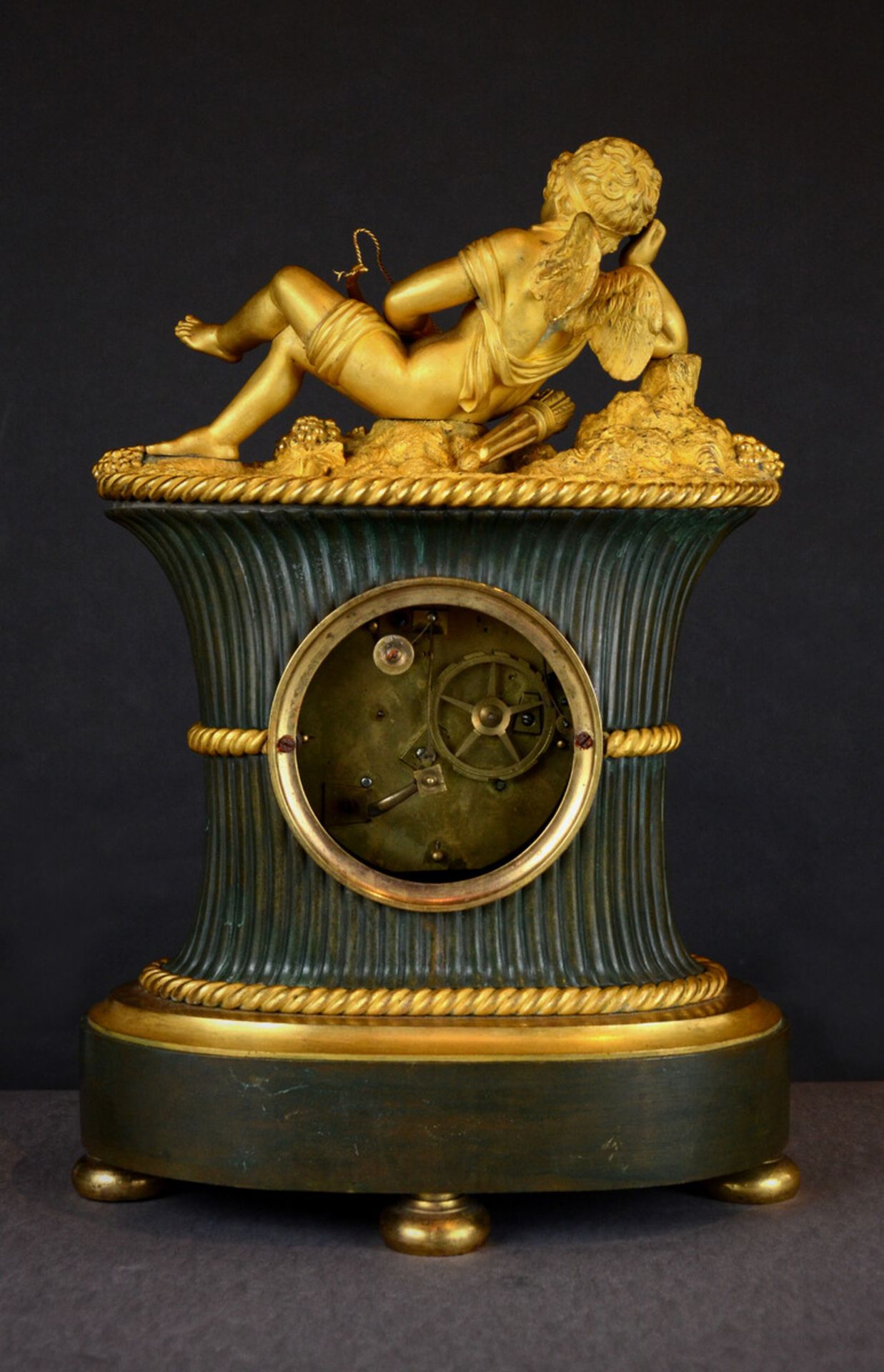 An Empire clock in gilt bronze 'sleeping putto' (h35x23x14cm) - Bild 4 aus 5