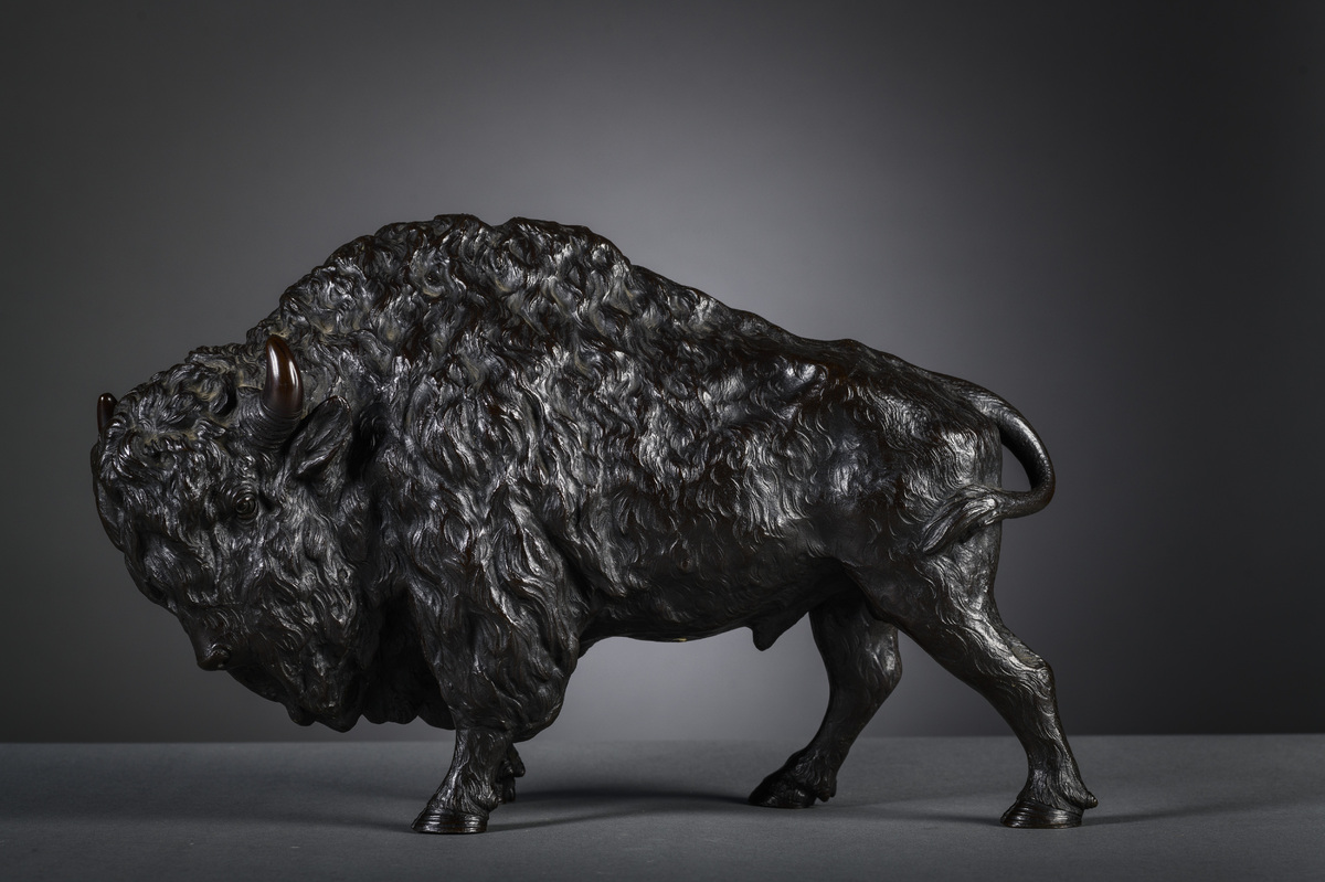 A Japanese bronze okimono 'bizon', signed (25x38x15cm) - Image 2 of 5