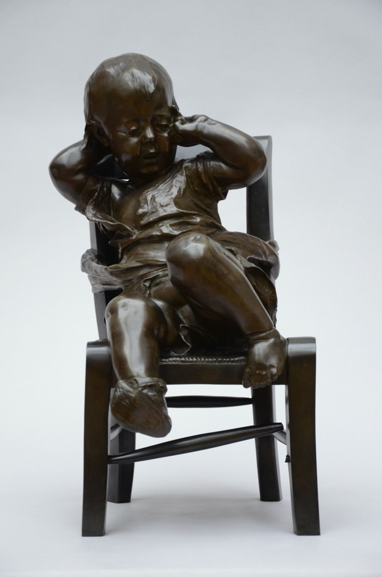Frans Joris: bronze sculpture 'child on a chair' (64x30x41cm) (*)