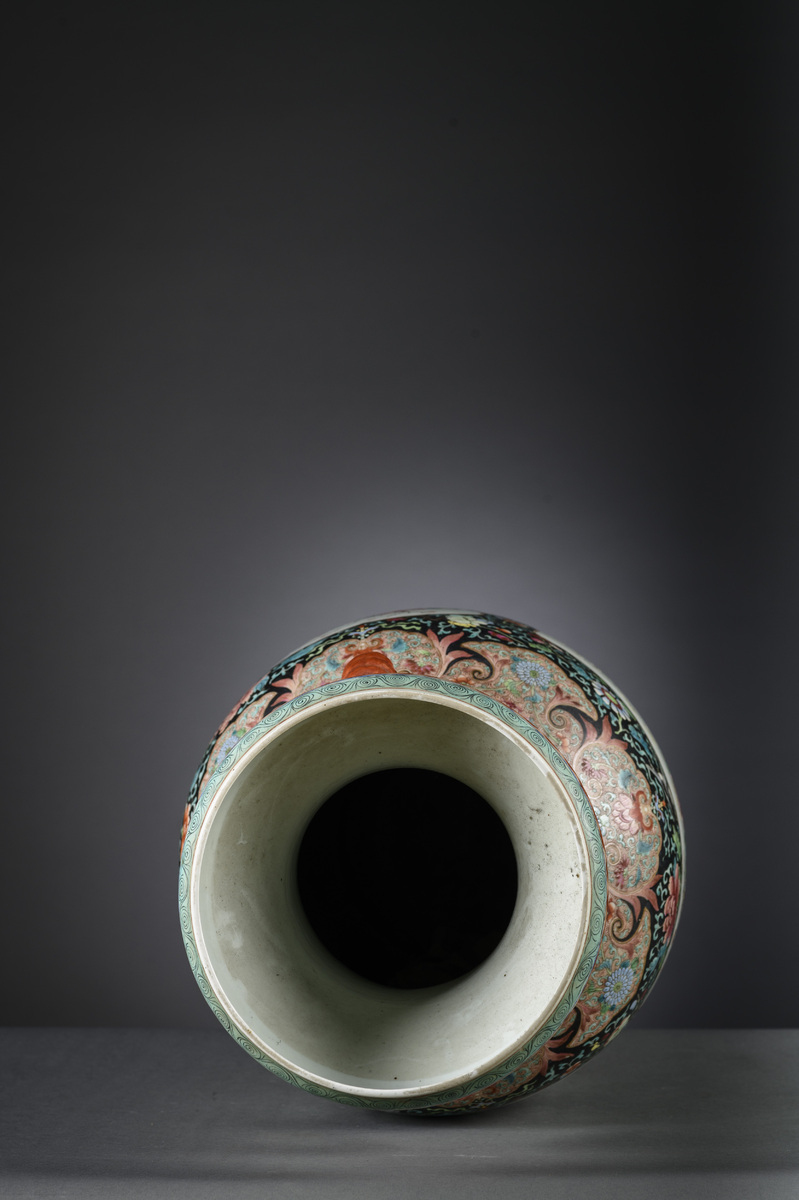 Large porcelain Chinese vase with black ground 'antiquities' (h72cm) (*) - Image 5 of 8