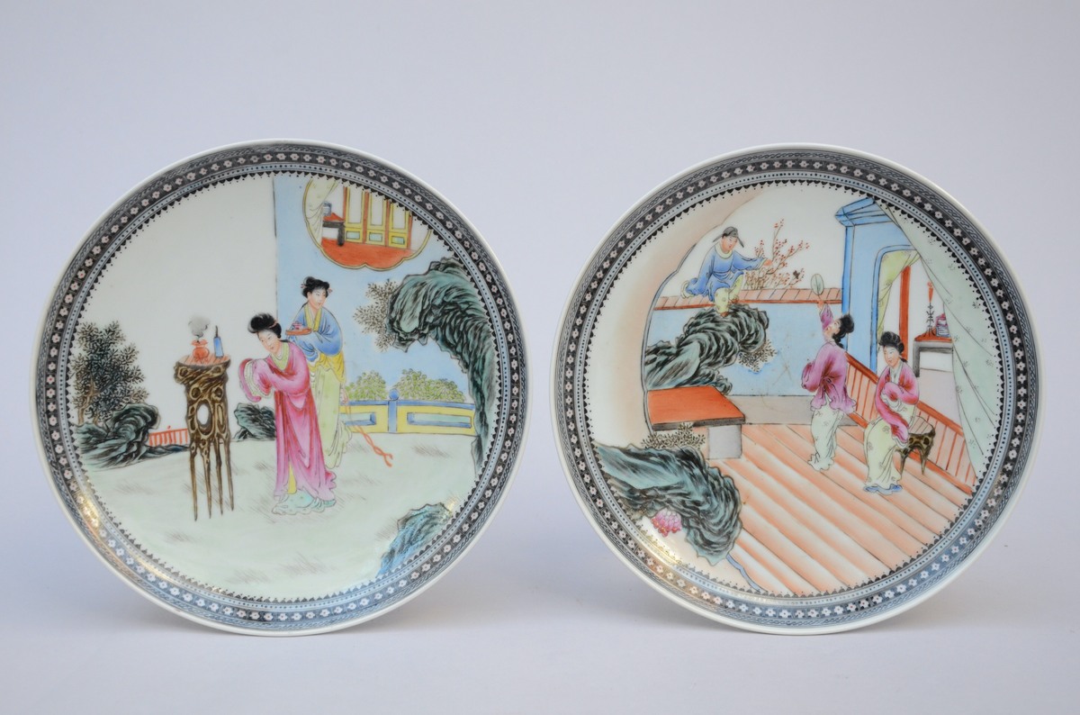 Pair of Chinese famille rose dishes 'court ladies' (dia24cm)