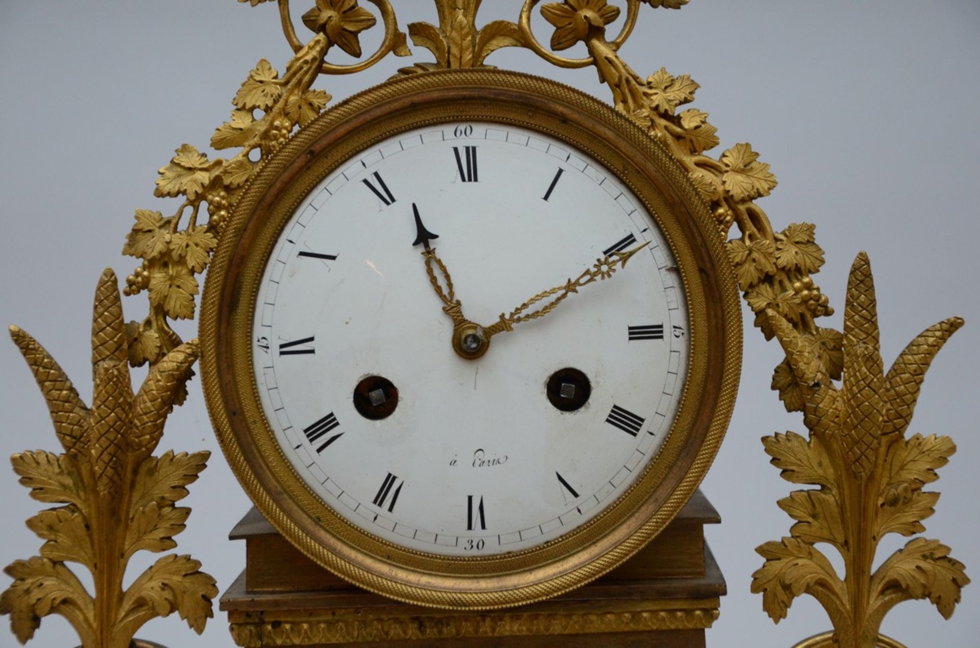 A gilt bronze Empire clock, model 'Deverberie' (57x43x12cm) (*) - Bild 3 aus 4