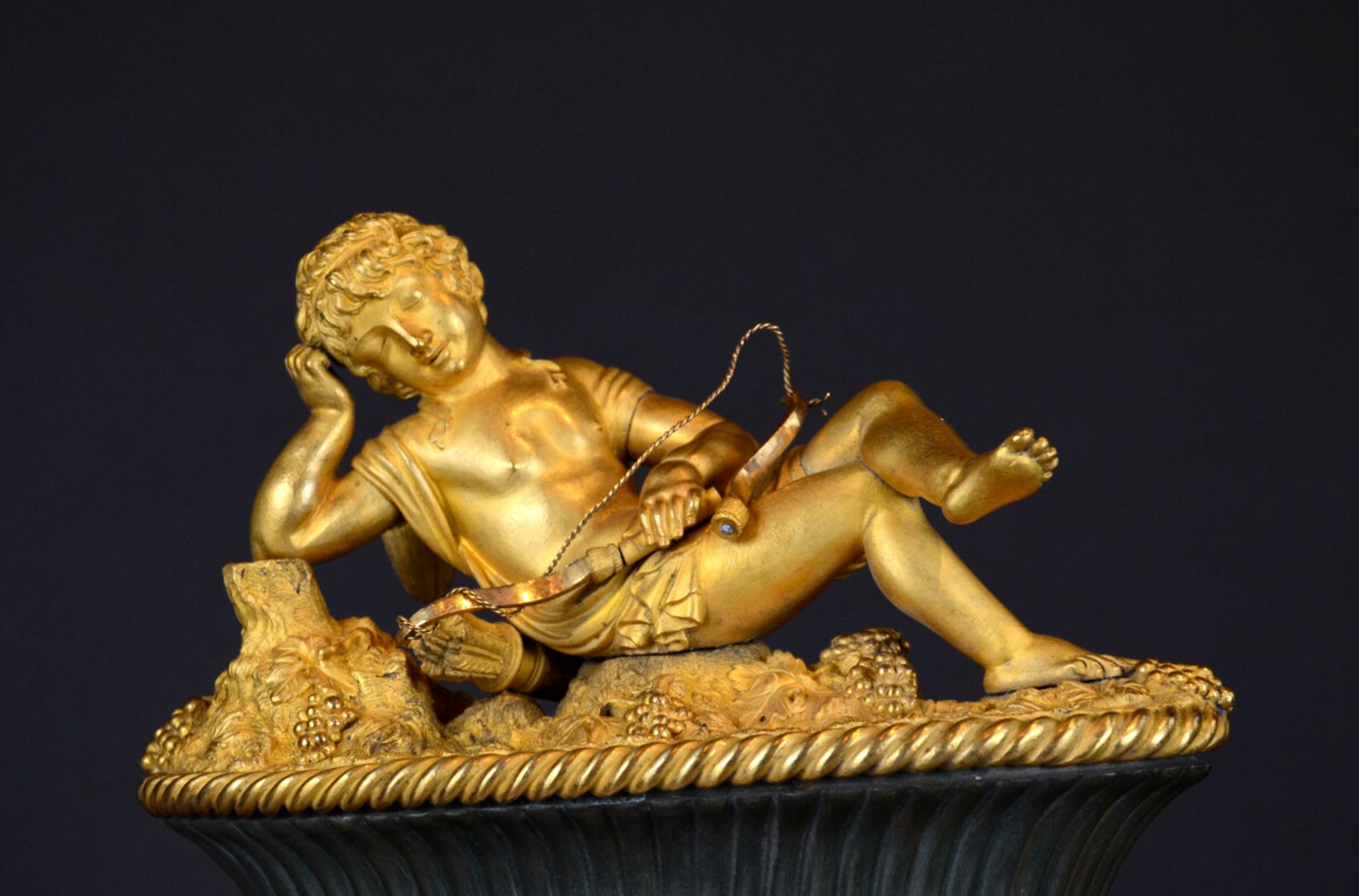 An Empire clock in gilt bronze 'sleeping putto' (h35x23x14cm) - Bild 2 aus 5
