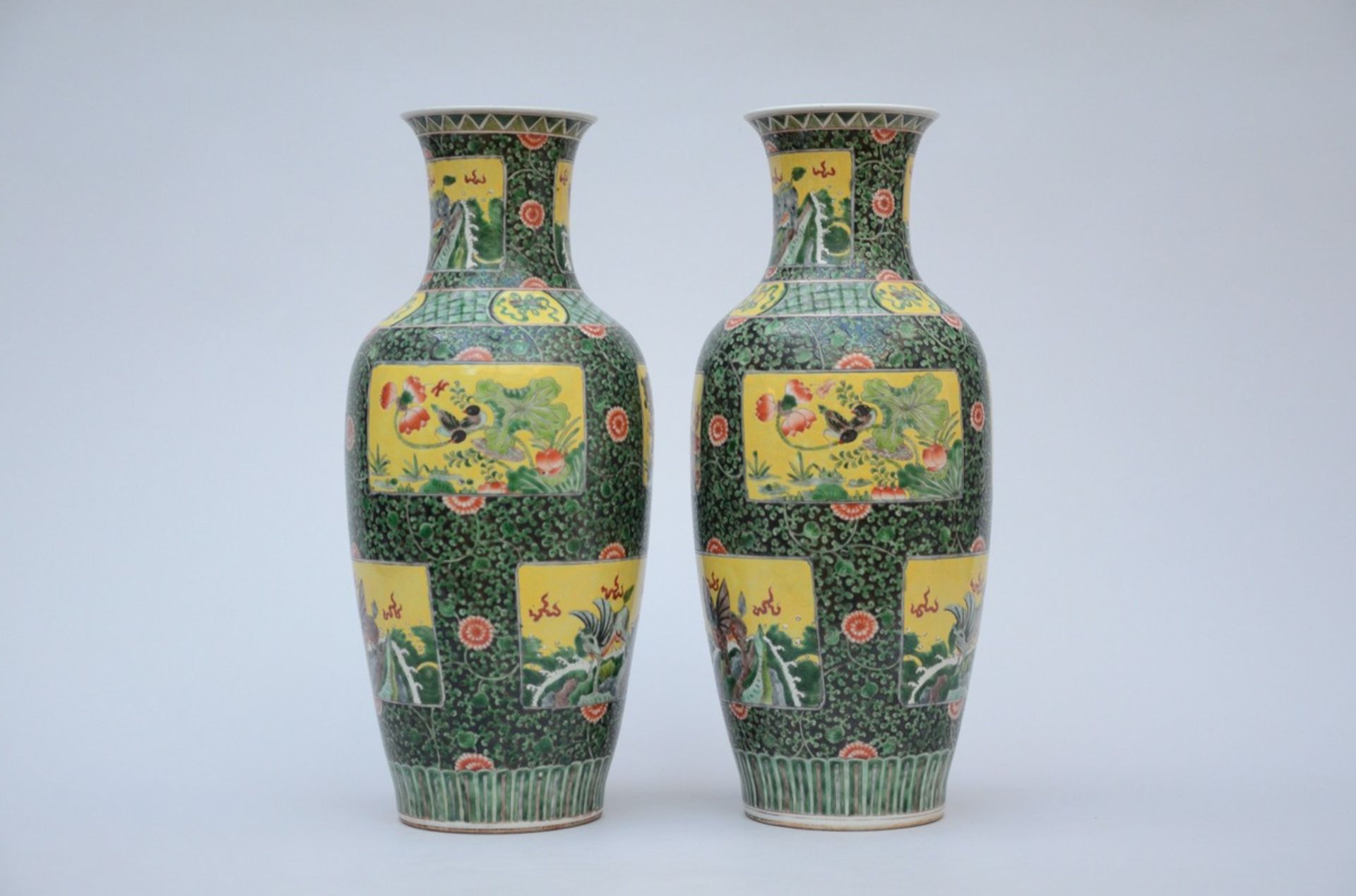 Pair of vases in Chinese famille verte porcelain 'mythical animals' (h51cm) - Bild 2 aus 4