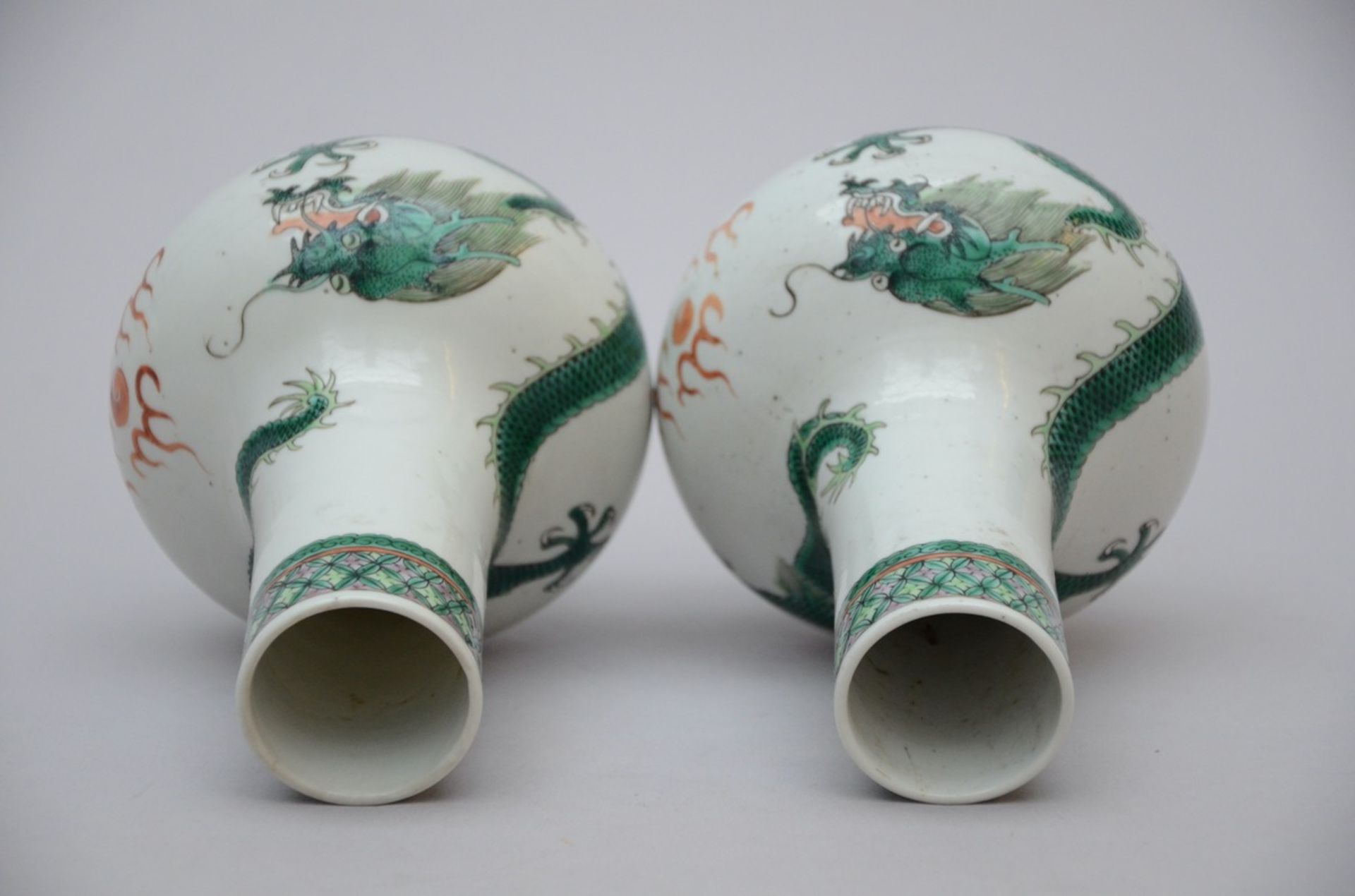 A pair of Chinese famille verte vases 'dragons' (h20cm) - Bild 3 aus 4