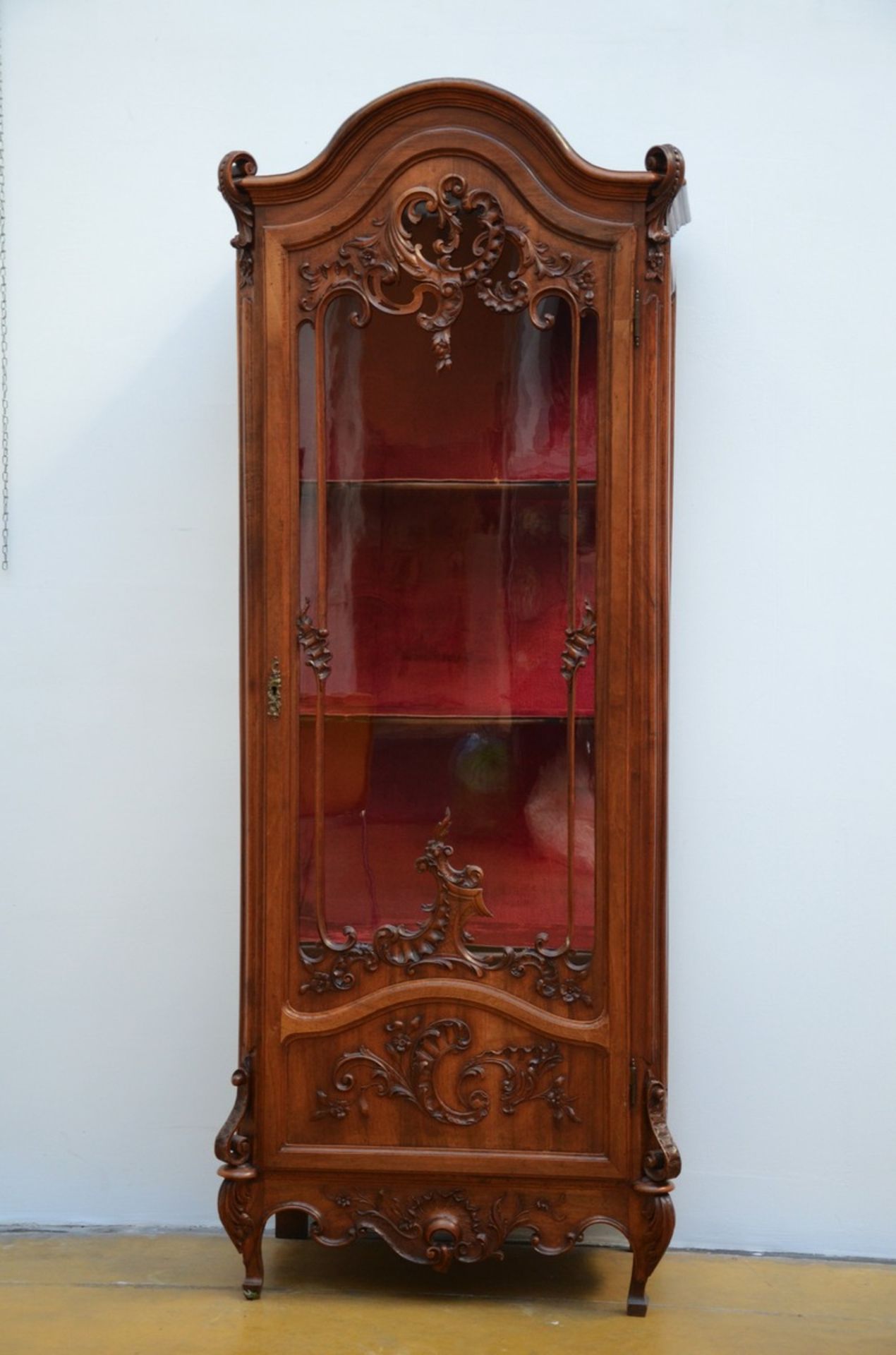 Louis XV style display case in walnut (189x73x43cm)