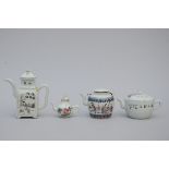 4 Chinese teapots in porcelain, Republic period (between 10x17 & 17x16cm) (*)