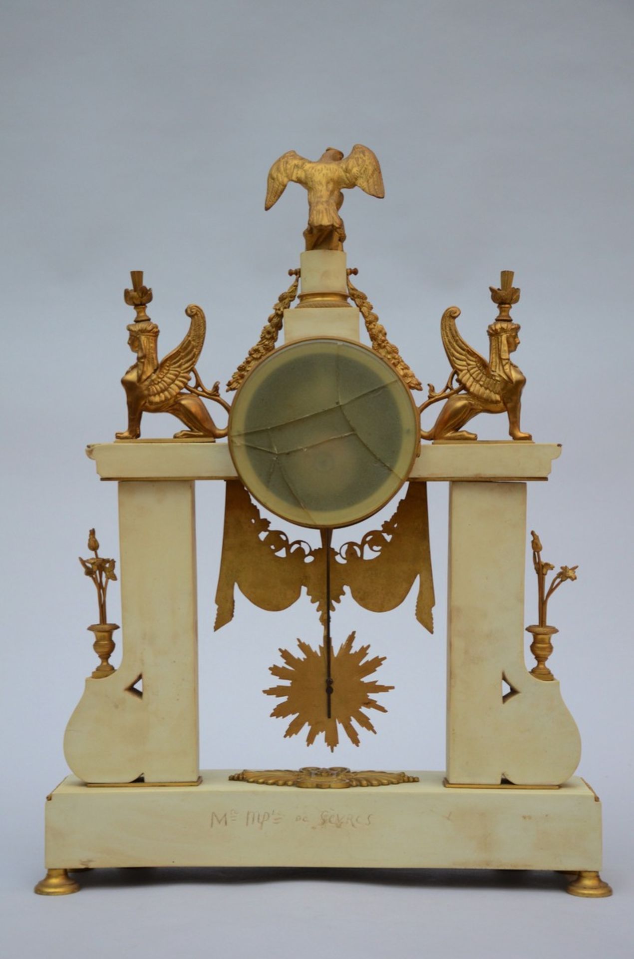 A Louis XVI style clock in bronze and SËvres biscuit 'Bergmiller a Paris' (62x45x12cm) - Image 2 of 5