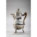A Louis XVI coffee pot in silver, Mons 18th century (h25.5cm) (*)