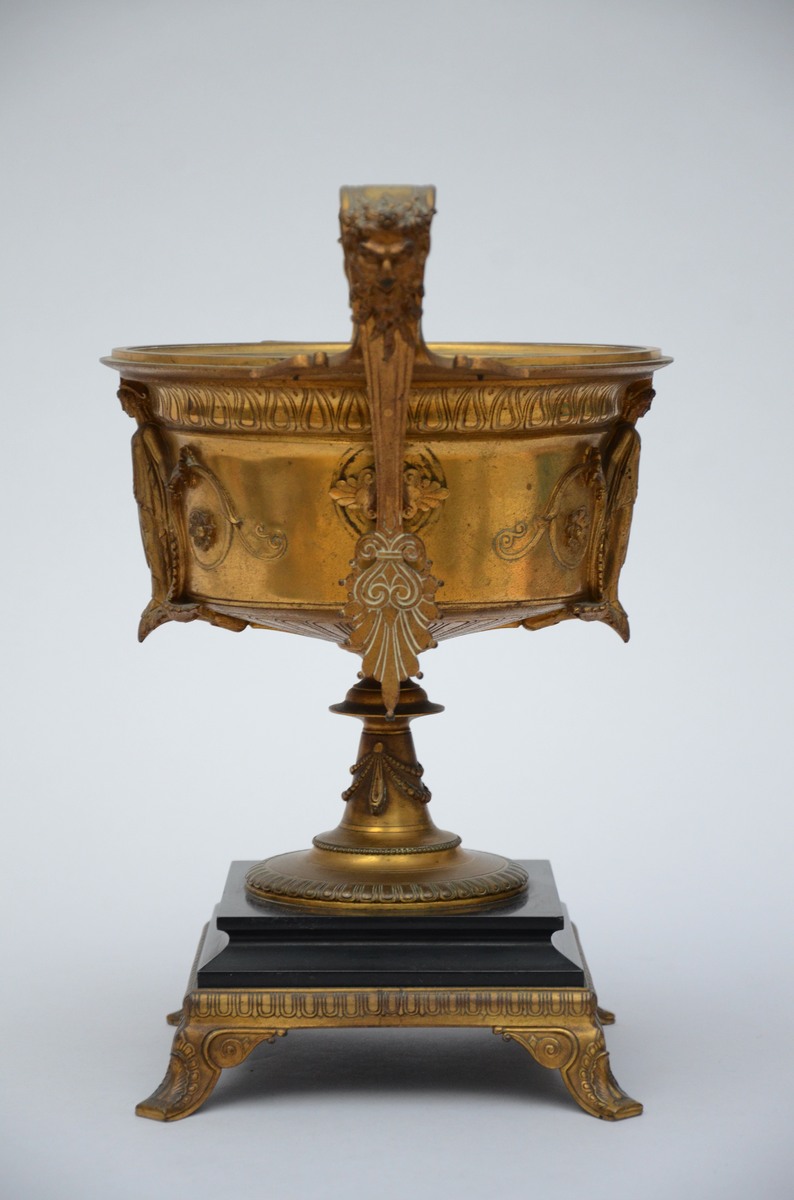 A gilt bronze vase, 19iËme siËcle (33x31cm) (*) - Image 2 of 3