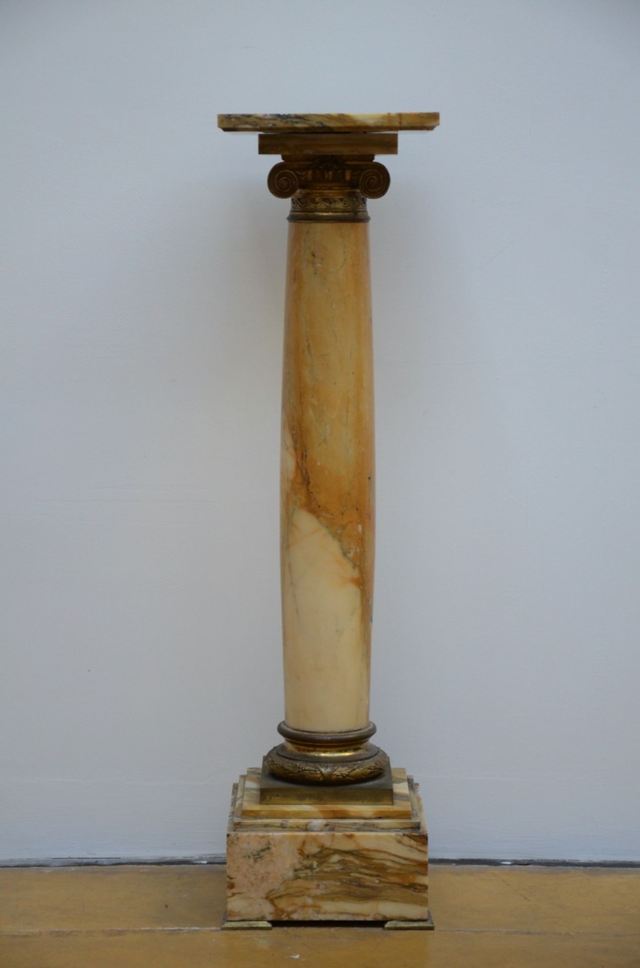 Column in marble and gilt bronze (h112cm)