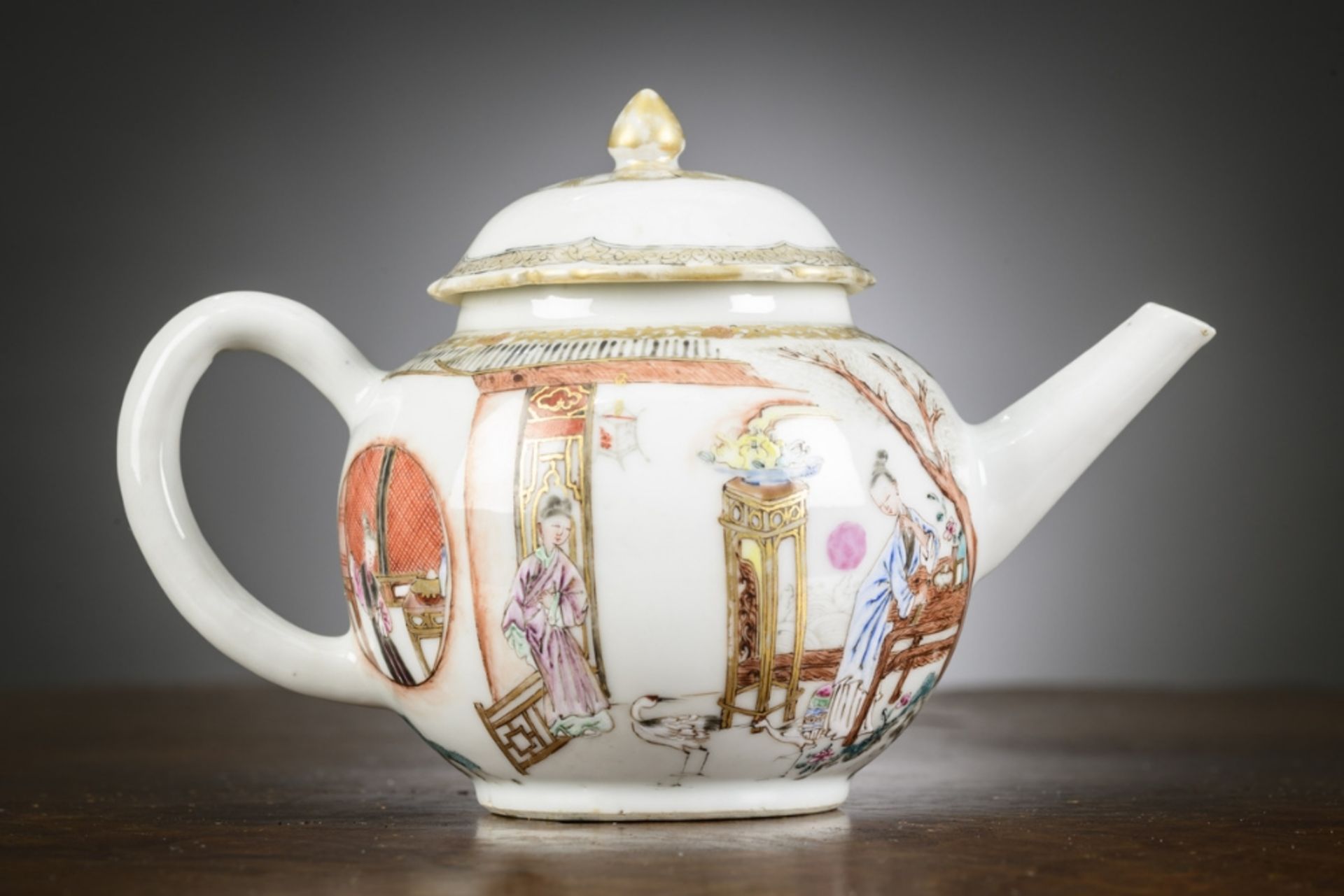 A fine Chinese famille rose teapot 'the visit', Yongzheng period (13x19x10cm) (*) - Bild 3 aus 9