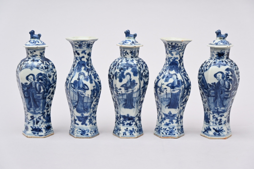 A Chinese five piece set in blue and white porcelain, 19th century (h20 en h21cm) (*)