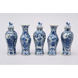 A Chinese five piece set in blue and white porcelain, 19th century (h20 en h21cm) (*)