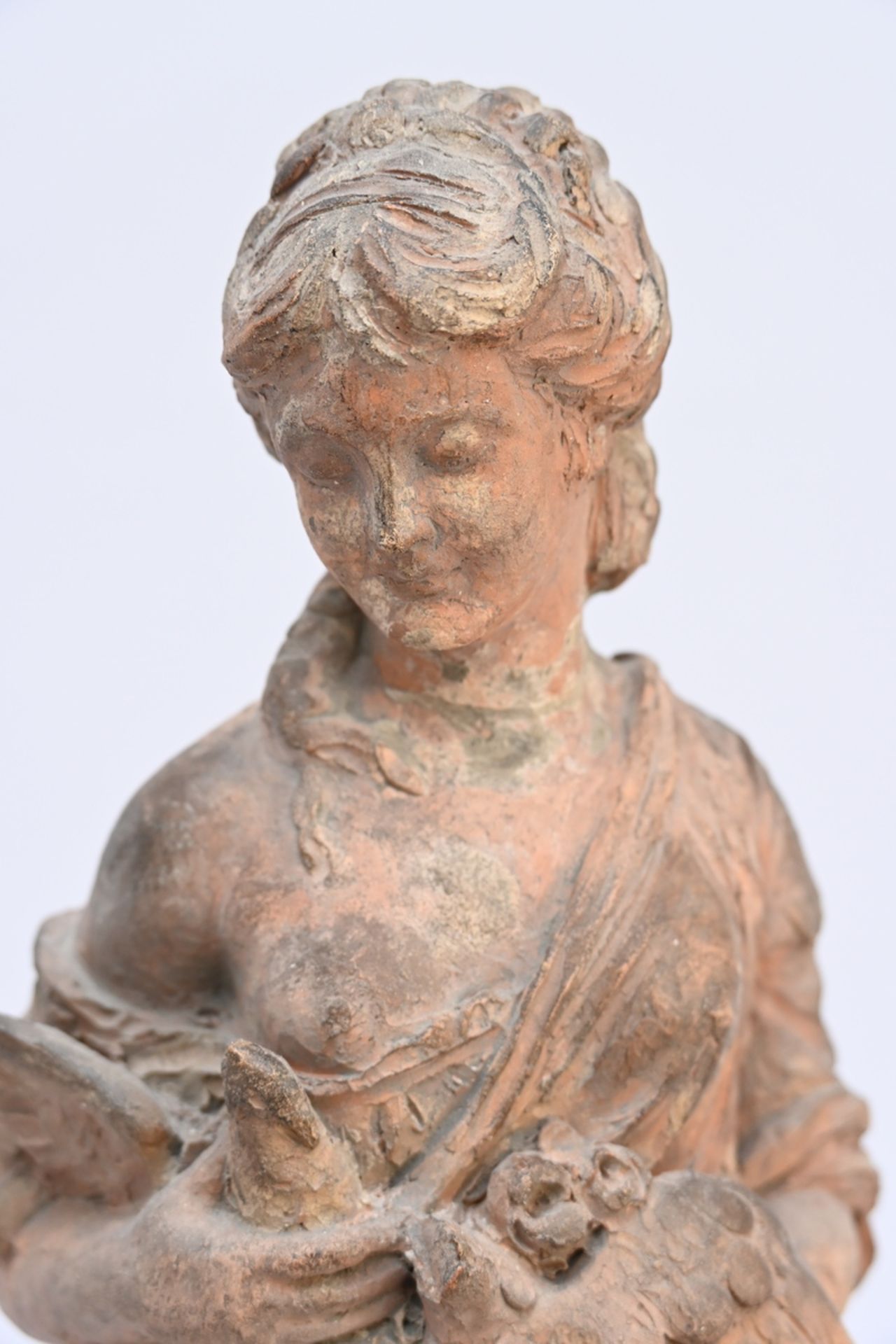 Julien (1744): sculpture in terracotta 'lady with pigeons' (h42cm) (*) - Bild 2 aus 5