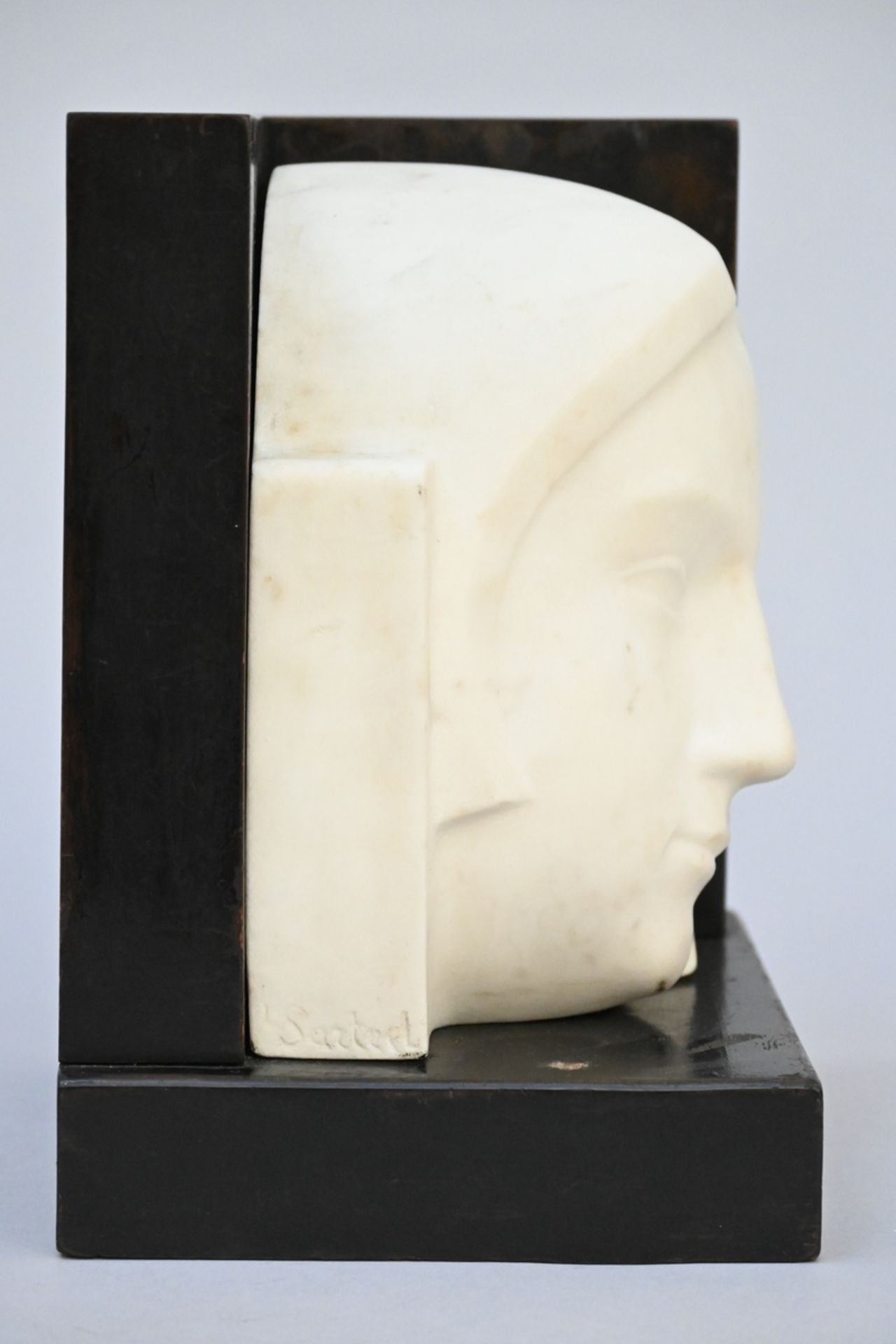 Leon Sarteel: a marble bookend (23x16x18cm) - Image 2 of 3