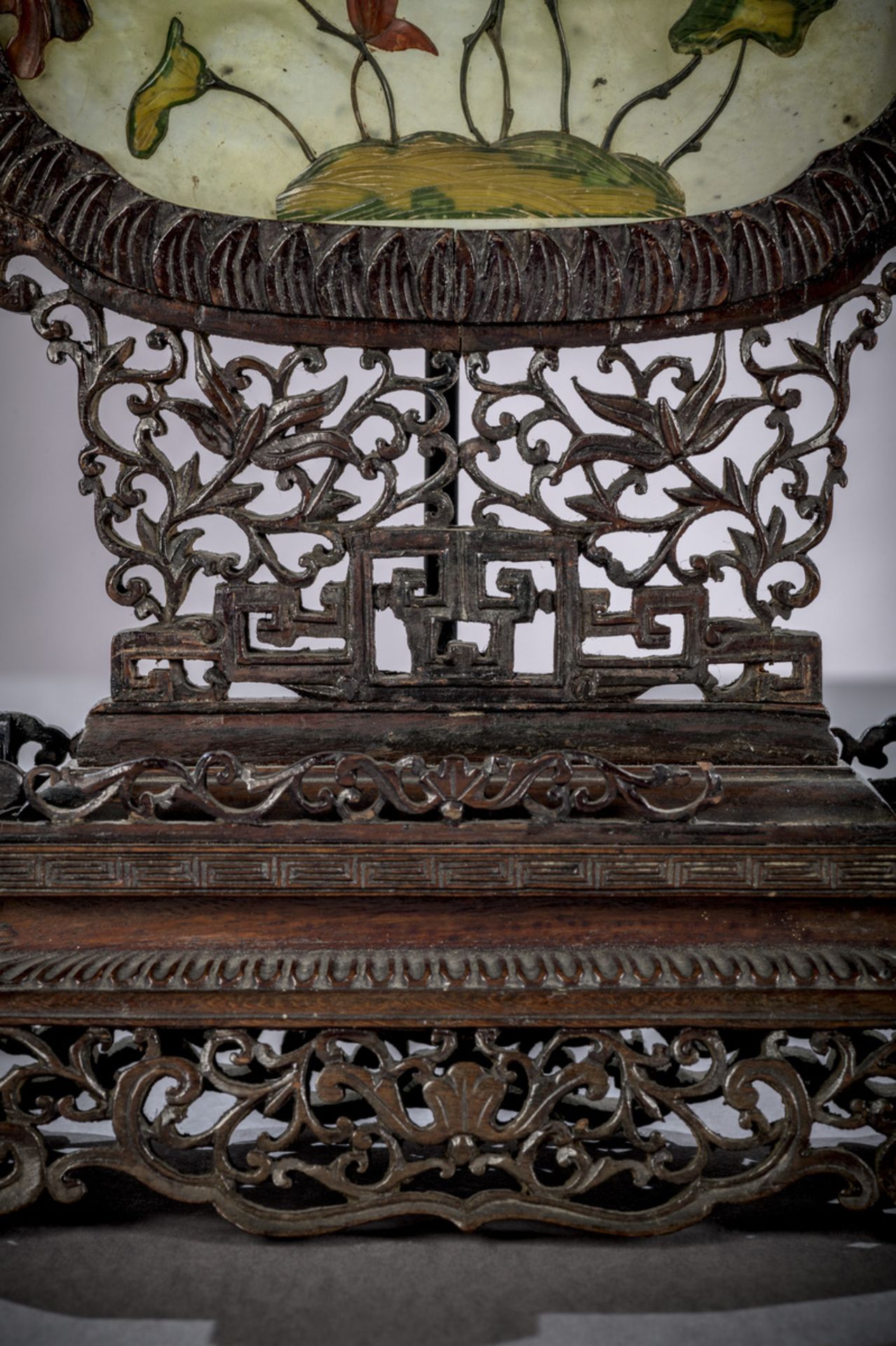 A pair of Chinese table screens with inlaywork on wooden pedestals (44x20x10 cm) (*) - Image 3 of 9