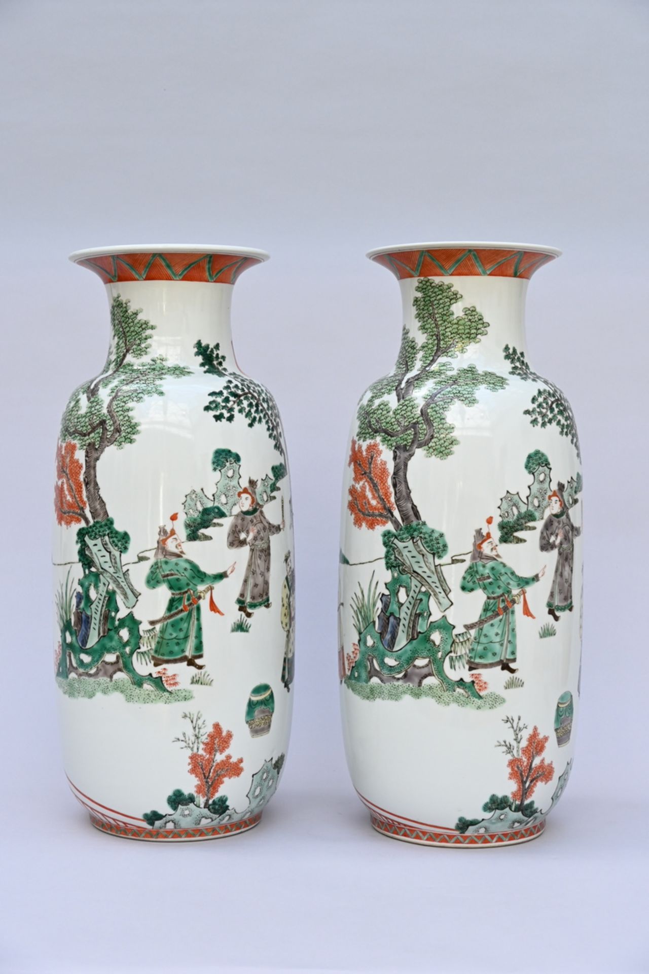 Two vases in famille verte porcelain 'court scene' (h60.5cm) (*) - Bild 3 aus 6