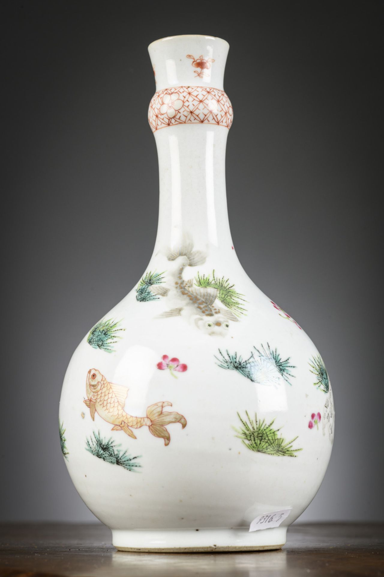 A Chinese famille rose vase 'fish', Qianlong period (h24cm) - Bild 4 aus 6