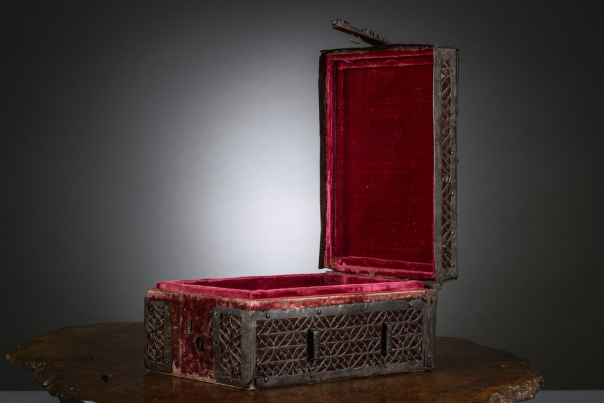 A missal case with iron decoration, 16th century (12.5x21x27.5cm) - Bild 3 aus 4