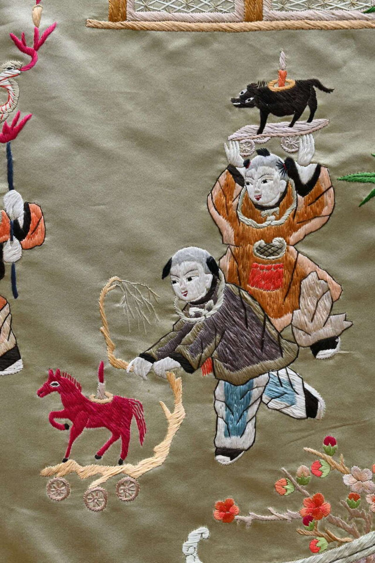 Chinese embroidery in silk 'playing children' (151x85cm) - Image 3 of 4