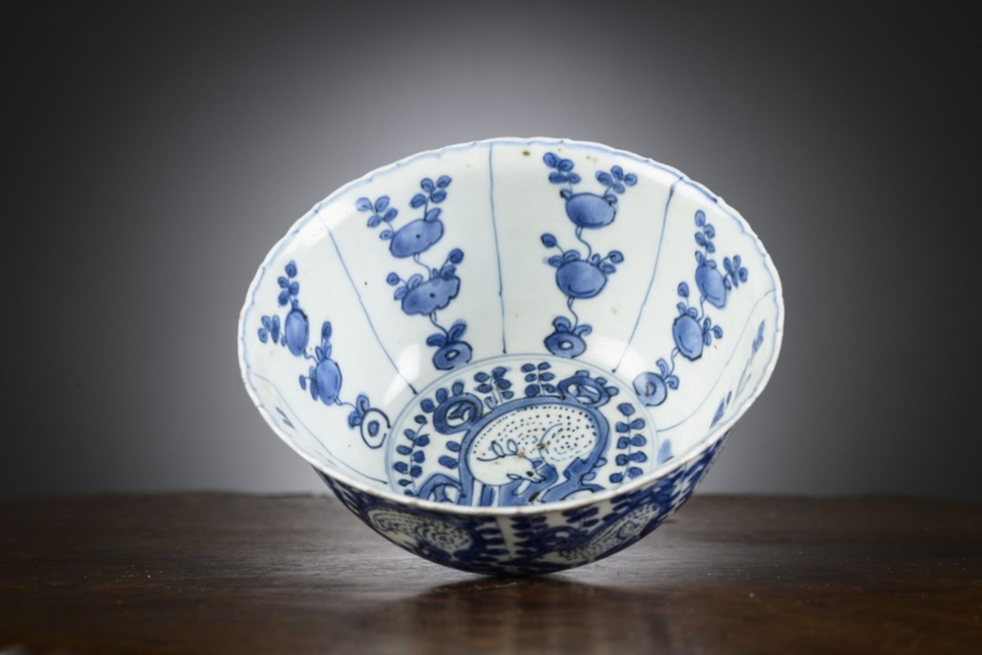 Bowl in Chinese Kraak porcelain 'deer', late Ming dynasty (h7.50xdia15cm) - Image 2 of 4