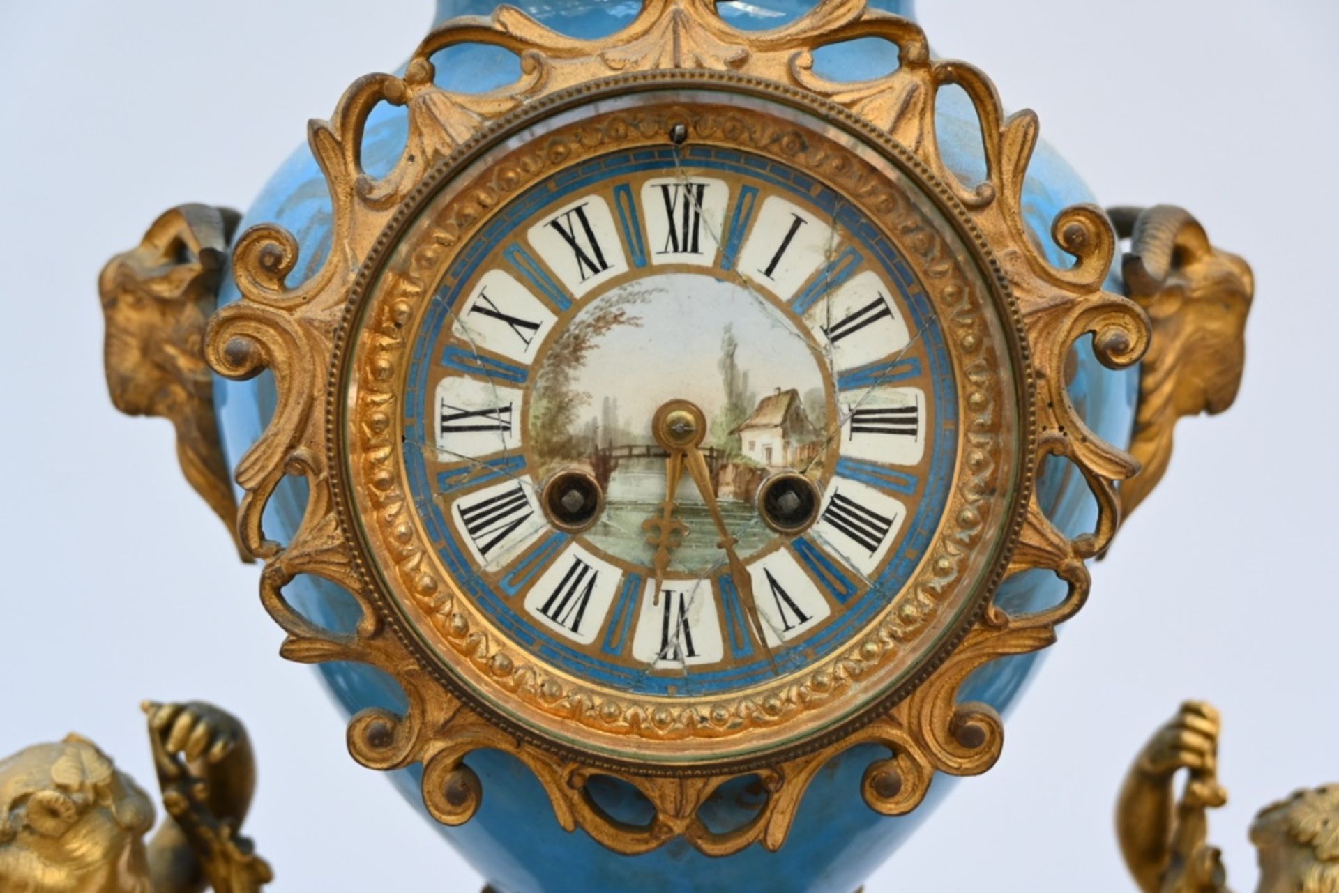 A clock in SËvres porcelain and gilt bronze, 19th century (59x54X20cm) (*) - Image 4 of 5