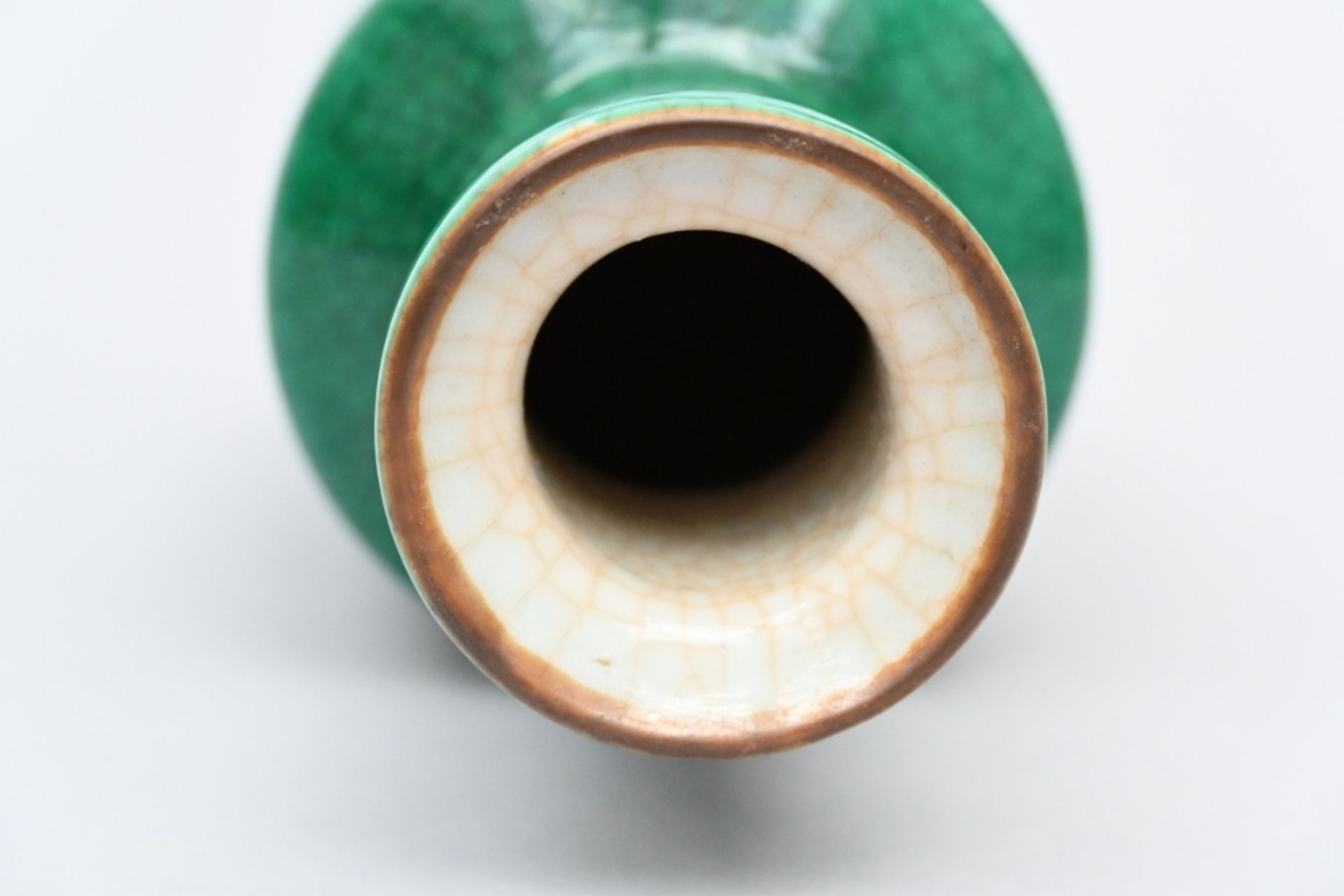 A Chinese vase with crackled 'applegreen' glaze (h20cm) (*) - Image 2 of 4