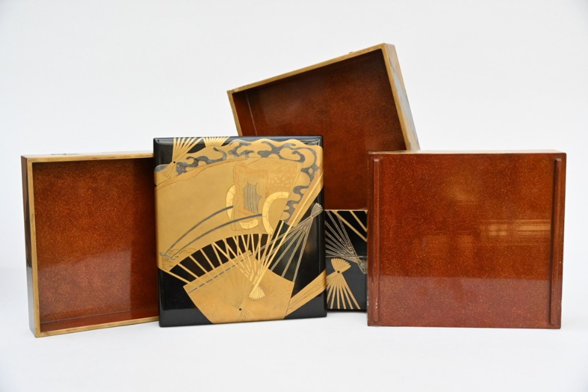 Japanese lacquer box 'fans', late Edo period (box 30x21x23cm) (*) - Image 4 of 4