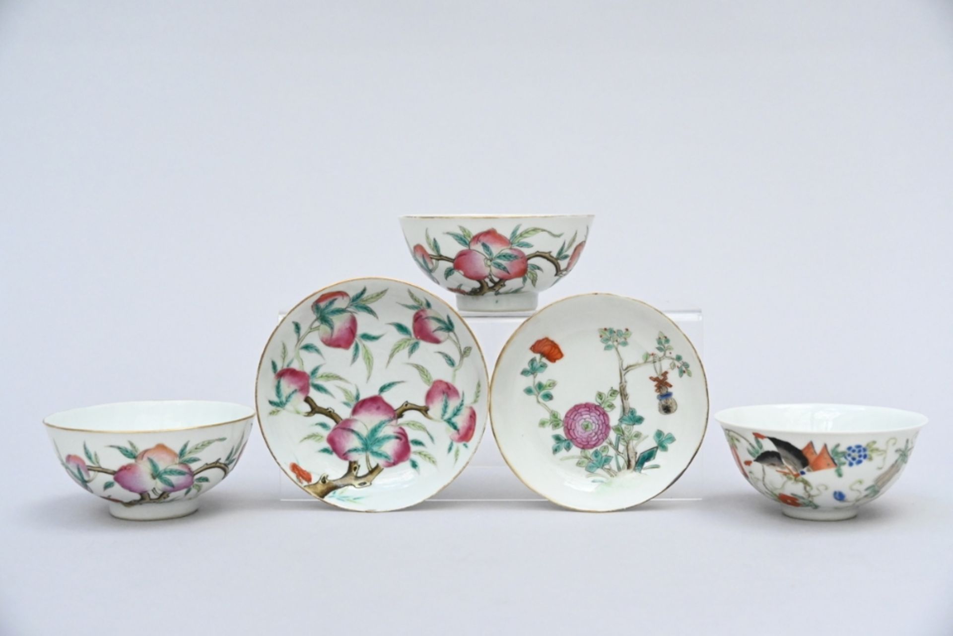 Lot: 3 cups + 2 saucers in Chinese porcelain 'peaches' and 'flowers' (h4x10cm) and (4.50x10.50cm)